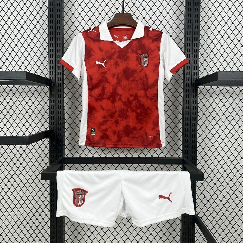 Kit Infantil Sporting Braga Home 2025/26 Puma, camiseta e shorts oficiais em vermelho e branco para crianças de 3-4 a 12-13 anos, design moderno e confortável, ideal para pequenos torcedores e colecionadores."