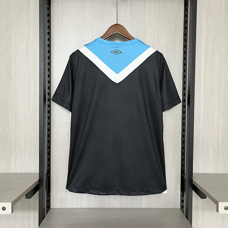 Camisa Grêmio Third III 2024/25 Umbro Torcedor Masculina azul, modelo de torcedor, tecido leve e confortável, design moderno da temporada 2024/25.