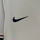 “Camisa Inglaterra Home I 2024/25 Nike masculina, branca, com escudo da seleção inglesa no peito, linhas elegantes e detalhes clássicos, tecido leve e respirável com tecnologia Dri-FIT, ideal para treinos, jogos e torcer pelo time com conforto e estilo.”