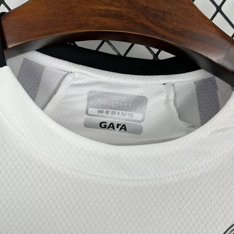 Camisa Vasco da Gama Pré-Jogo 2024/25 Kappa Torcedor Masculina, branca com detalhes de inclusão e escudo do clube no peito, tecido leve e respirável, ideal para treinos e uso casual.