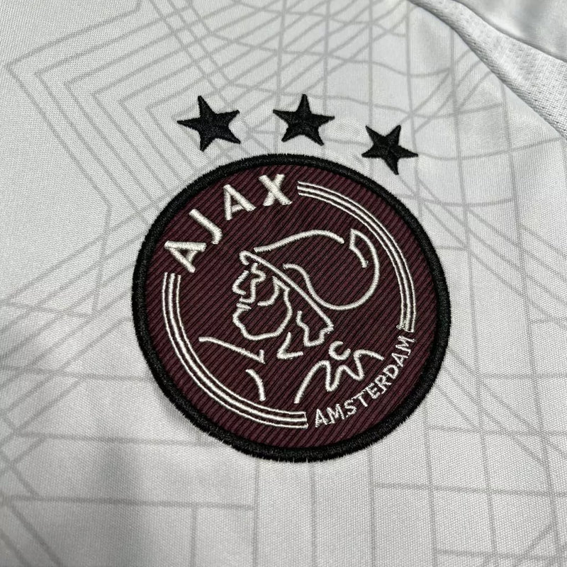 Camisa Ajax Third (3) 2024/25 Adidas Torcedor Masculina original, cor alternativa com escudo bordado e tecnologia AEROREADY – produto oficial licenciado.
