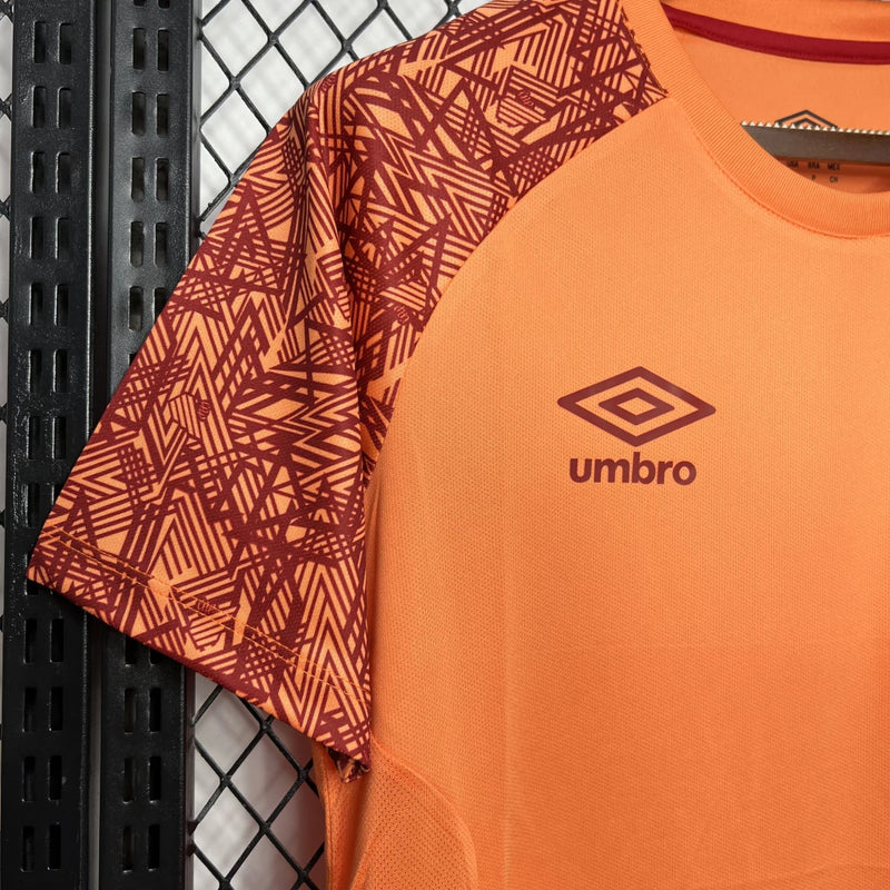 Camisa Athletico Paranaense Treino 2024/25 Umbro Torcedor Masculina laranja vibrante com escudo oficial bordado e logo Umbro estampado, modelo oficial de treino do clube paranaense.