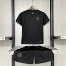 "Kit Infantil Corinthians Away (2) 2024/25 Nike – camisa preta e shorts oficiais do Timão para crianças, uniforme completo confortável e de alta qualidade."
