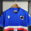 Camisa Sampdoria Home I 2022/23 Torcedor Masculina Azul com faixas branca, vermelha e preta no peito, escudo bordado e design clássico do clube italiano.”