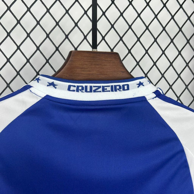 Kit Infantil Cruzeiro Home 2025/26 Adidas completo com camisa azul oficial, shorts e meias combinando, escudo bordado do Cruzeiro e logo Adidas, ideal para crianças de 3 a 13 anos, conforto e estilo torcedor mirim"
