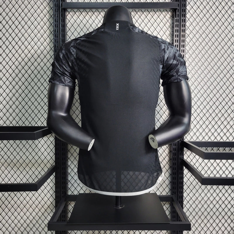 Camisa Ajax Third (3) 2023/24 Adidas Jogador Masculina original, versão player issue com tecnologia HEAT.RDY, cor preta com detalhes exclusivos, escudo Ajax em termotransfer e design moderno para colecionadores e torcedores."