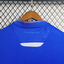 Camisa Sampdoria Home I 2022/23 Torcedor Masculina Azul com faixas branca, vermelha e preta no peito, escudo bordado e design clássico do clube italiano.”