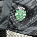 Kit Infantil Sporting CP Goleiro 2025/26 Nike Preto, camiseta e shorts oficiais para crianças de 3-4 a 12-13 anos, design moderno com detalhes em verde, ideal para pequenos goleiros e torcedores mirins."