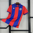 Camisa San Lorenzo Home I 2025/26 Torcedor Masculina azul com detalhes em vermelho, escudo estampado do clube argentino e tecido leve e respirável para torcedores."