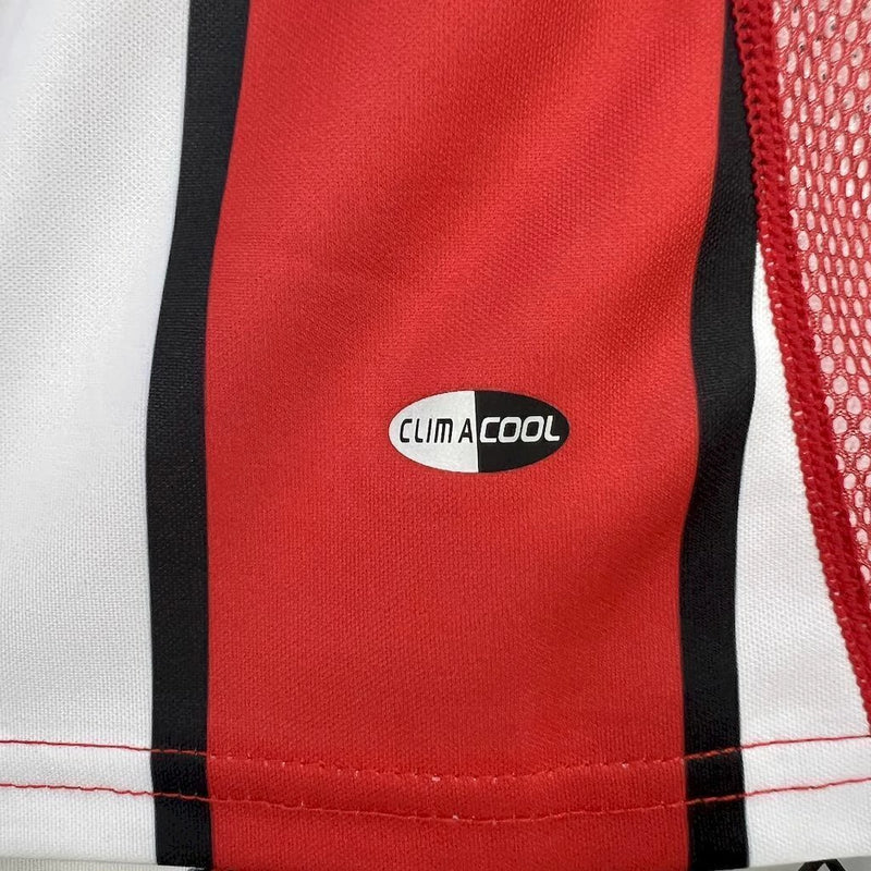 Texto alternativo para imagem:
Camisa River Plate Away (2) 2002/04 Adidas Retrô Masculina vermelha com faixa diagonal branca, detalhes em preto, escudo bordado do River Plate e logo Adidas, modelo histórico anos 2000.

