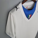 Camisa Itália Away II 2006/07 Puma Retrô masculina, branca, com escudo da seleção italiana no peito e detalhes clássicos da temporada 2006/07, feita em tecido leve e confortável, ideal para colecionadores, fãs de futebol retrô e uso casual.”