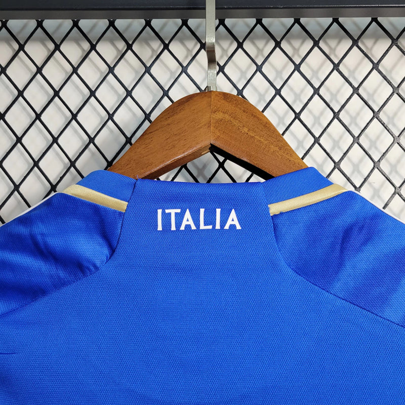 Camisa Itália Home I 2023/24 Adidas Torcedor masculina, azul, com escudo da seleção italiana no peito e três listras Adidas nos ombros, feita em tecido leve e respirável, modelo com caimento torcedor mais solto e confortável, ideal para torcer com estilo e autenticidade.”