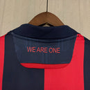 Camisa Bologna Home I 2023/24 Torcedor Masculina com listras verticais vermelhas e azuis, escudo bordado e gola careca moderna, representando a tradição e a paixão do Bologna FC 1909.