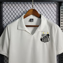 Camisa Santos Retrô 1970 Torcedor Masculina Branca com escudo antigo bordado, gola polo e design clássico inspirado na era de Pelé
