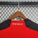 Texto alternativo para imagem:

"Camisa River Plate Away (2) 2023/24 Adidas Torcedor Masculina, modelo preto com faixas diagonais cinzas e detalhes em vermelho, escudo do River Plate bordado e logo Adidas, versão oficial licenciada."

