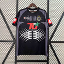 Camisa Juventus Goleiros 2001/02 Lotto Retrô Masculina preta, escudo da Juventus bordado no peito, gola redonda clássica e detalhes discretos em branco e cinza.