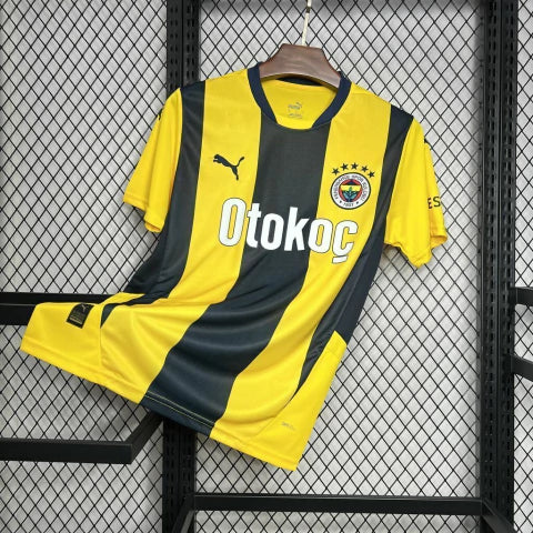 Camisa Fenerbahçe Home I 2024/25 Puma masculina em amarelo vibrante com escudo bordado, logo Puma e tecido respirável dryCELL, ideal para torcer ou treinar com conforto e estilo."