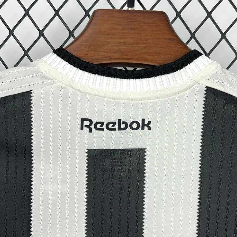 Kit Infantil Botafogo Home 2024/25 Reebok com camisa listrada preta e branca, shorts e meiões oficiais, roupa torcedor infantil do Glorioso, confortável e respirável, ideal para crianças de 3 a 13 anos