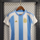 Kit Infantil Argentina Home I 2024/25 Adidas - Conjunto camisa e short infantil nas cores tradicionais celeste e branco, ideal para pequenos torcedores da Seleção Argentina