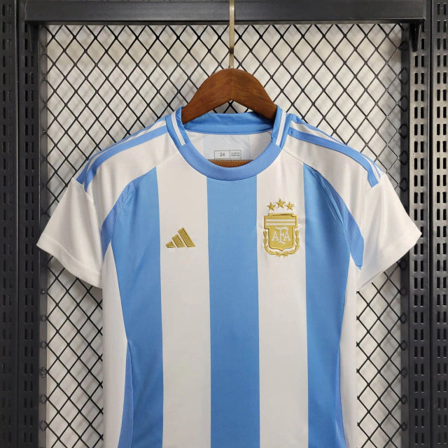 Kit Infantil Argentina Home I 2024/25 Adidas - Conjunto camisa e short infantil nas cores tradicionais celeste e branco, ideal para pequenos torcedores da Seleção Argentina