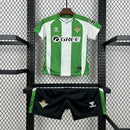 Kit Infantil Real Bétis Home (1) 2025/26 Hummel oficial, camisa verde e branca com escudo do Real Bétis em destaque, shorts combinando, uniforme completo para crianças de 3 a 13 anos"