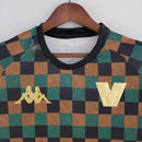 Camisa Venezia Pré-Jogo 2022/23 Kappa Torcedor Masculina Preta com detalhes dourados e verdes, escudo do clube e design moderno inspirado em Veneza.”