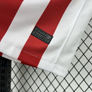 Camisa Atlético de Madrid Home I 2025/26 Nike Torcedor Masculina com listras vermelhas e azuis, gola e punhos diferenciados, tecido leve e respirável, perfeita para crianças torcedoras do Atlético de Madrid”