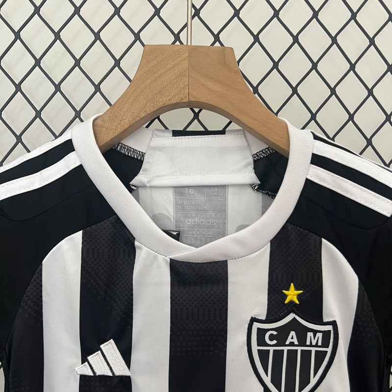 Kit Infantil Atlético Mineiro Home 2024/25 Adidas, camisa listrada preta e branca com shorts e meias, uniforme oficial para crianças torcedoras do Galo."