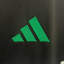 Camisa Arsenal Away 2024/25 Adidas Torcedor Masculina - modelo preto, uniforme de visitante dos Gunners, design moderno com escudo do clube e logo Adidas em destaque.