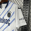 Camisa Fenerbahçe Away II 2024/25 Puma Torcedor Masculina branca, com escudo do clube bordado no peito e detalhes em azul e amarelo, design moderno, tecido dryCELL respirável e gola confortável, representando o estilo e a paixão do torcedor turco