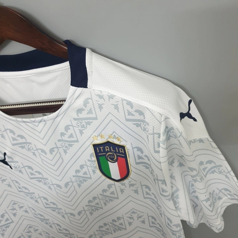 Camisa Itália Away II 2020/21 Puma Torcedor masculina, branca, com escudo da seleção italiana no peito e detalhes sutis da Puma, feita em tecido leve e respirável, modelo com caimento confortável, ideal para torcer, treinos leves e uso casual.”