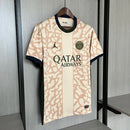 Camisa PSG Fourth IV 2023/24 Jordan Torcedor Masculina Areia, design urbano e elegante, parceria Jordan x PSG com tecido leve e respirável.”