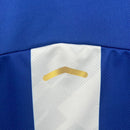 Kit Infantil FC Porto Home I 2025/26 New Balance, uniforme oficial azul e branco com camisa e shorts, disponível para crianças de 3-4 a 12-13 anos, confortável e ideal para pequenos torcedores dos Dragões."