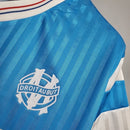 Camisa Olympique Marseille Away II 1990/91 Adidas Retrô Masculina Azul, uniforme clássico, escudo aplicado, tecido leve e respirável, ideal para torcedores e colecionadores.”