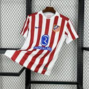 Camisa Atlético de Madrid Home I 2025/26 Nike Torcedor Masculina com listras vermelhas e azuis, gola e punhos diferenciados, tecido leve e respirável, perfeita para crianças torcedoras do Atlético de Madrid”