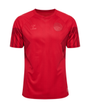 Camisa Dinamarca Home I 2022/23 Hummel Torcedor Masculina, vermelha, com escudo da seleção dinamarquesa e logo Hummel em destaque, feita em tecido leve e respirável, modelo masculino com caimento confortável, ideal para jogos e uso casual.”