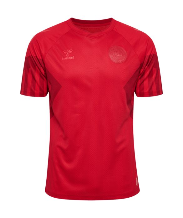 Camisa Dinamarca Home I 2022/23 Hummel Torcedor Masculina, vermelha, com escudo da seleção dinamarquesa e logo Hummel em destaque, feita em tecido leve e respirável, modelo masculino com caimento confortável, ideal para jogos e uso casual.”