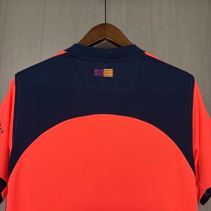 Camisa Barcelona Third III 2025/26 Nike Torcedor Masculina, uniforme oficial laranja com design moderno, disponível nos tamanhos P ao XGG para torcedores culés."
