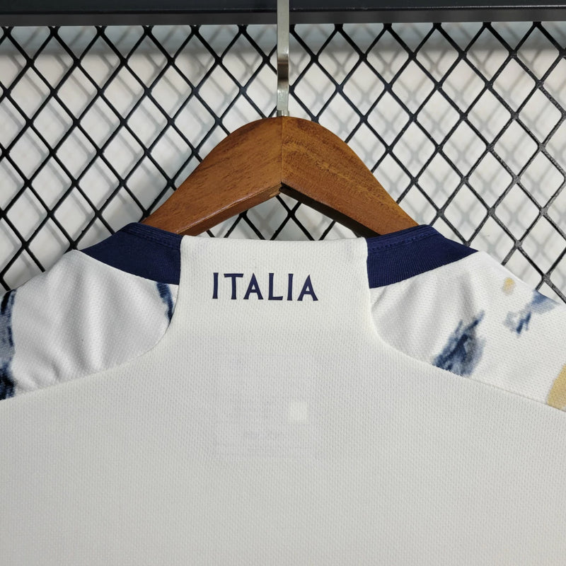 Camisa Itália Away II 2023/24 Adidas Torcedor masculina, off white, com escudo da seleção italiana no peito e três listras Adidas nos ombros, feita em tecido leve e respirável, modelo com caimento torcedor mais solto e confortável, ideal para torcer com estilo e autenticidade.”