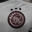 "Camisa Ajax Third (3) 2024/25 Adidas Jogador Masculina oficial, versão player issue, cor preta com detalhes modernos, escudo em termotransfer e tecnologia HEAT.RDY para máximo desempenho.