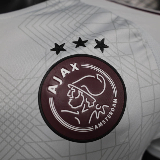 "Camisa Ajax Third (3) 2024/25 Adidas Jogador Masculina oficial, versão player issue, cor preta com detalhes modernos, escudo em termotransfer e tecnologia HEAT.RDY para máximo desempenho.