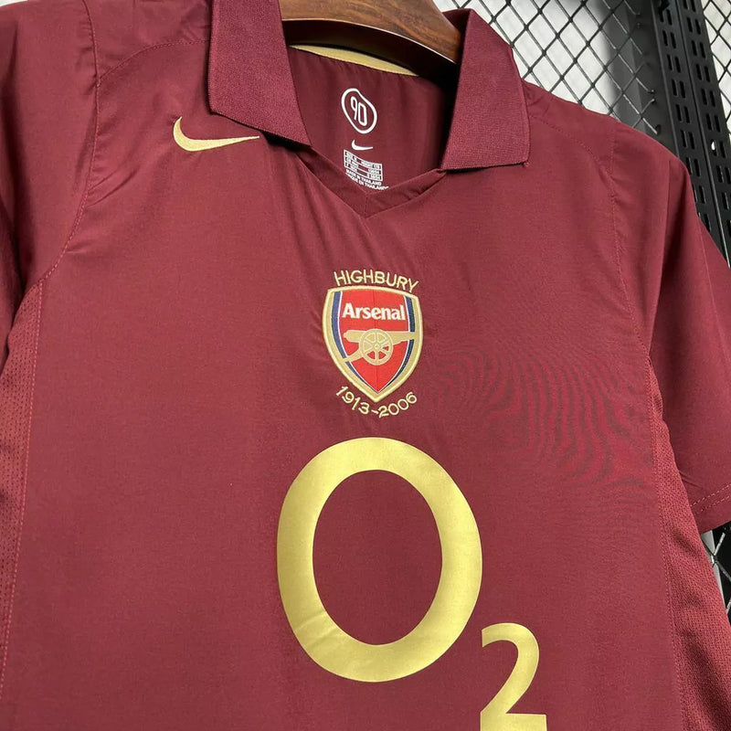 "Camisa Arsenal Home I 2005/06 Nike Retrô Masculina na cor vinho, com escudo do Arsenal bordado no peito, gola polo clássica, design vintage com detalhes tradicionais da temporada e tecido confortável para colecionadores e fãs do clube."