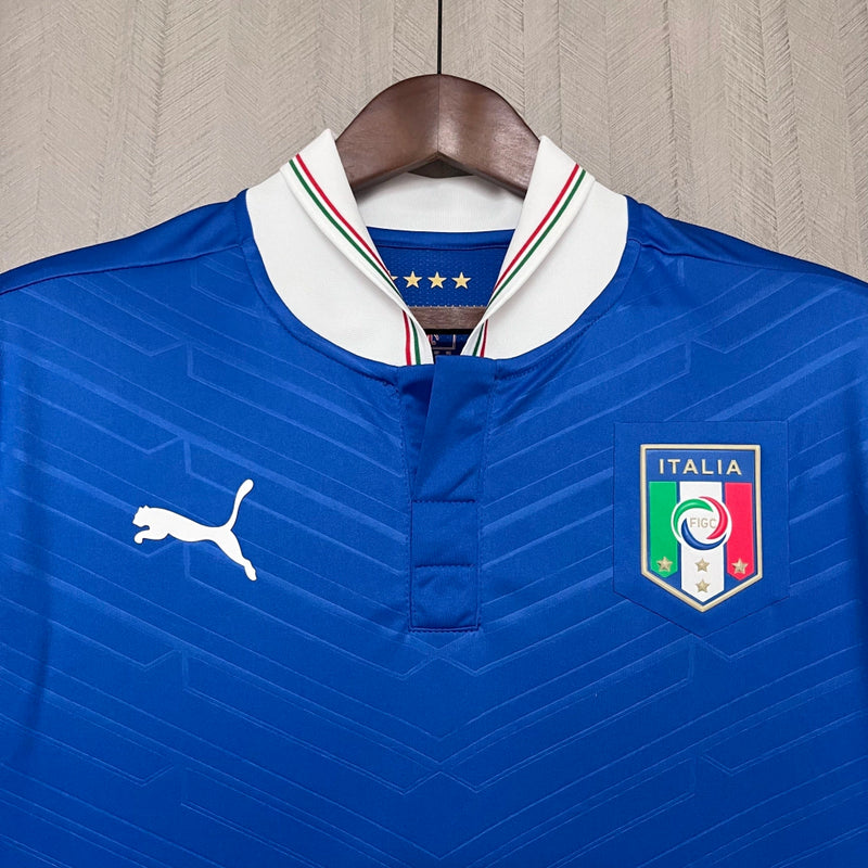 Camisa Itália Home I 2012/13 Puma Retrô Masculina, azul, com escudo da seleção italiana e logo Puma em destaque, feita em tecido leve e confortável, modelo retrô com caimento solto, ideal para colecionadores e torcedores.”