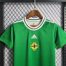 Camisa Irlanda do Norte Home I 2022/23 Adidas feminina verde com detalhes em branco e azul, gola careca, mangas curtas e modelagem ajustada ao corpo em tecido leve respirável"
