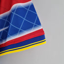 Camisa Parma Goleiro 1998/99 Retrô Masculina Vermelha e Azul com escudo histórico bordado, design vintage e inspiração nos goleiros lendários do futebol italiano.