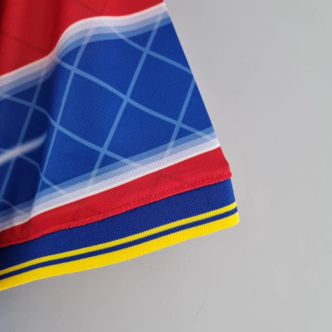 Camisa Parma Goleiro 1998/99 Retrô Masculina Vermelha e Azul com escudo histórico bordado, design vintage e inspiração nos goleiros lendários do futebol italiano.