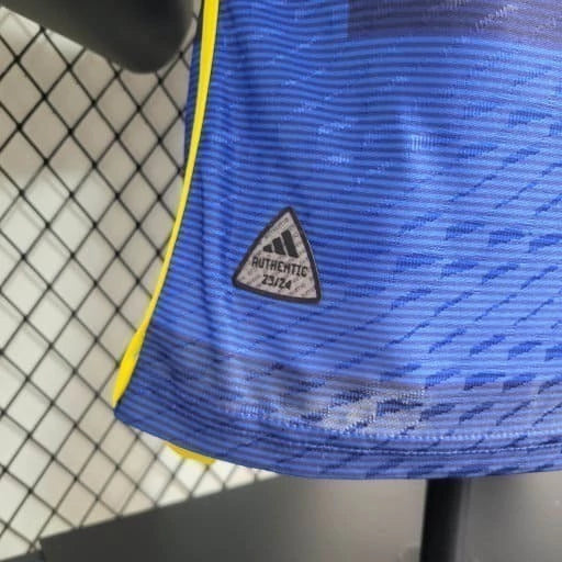 “Camisa oficial de futebol masculina, com design moderno e cores vibrantes, destacando o escudo do clube e logo da marca esportiva”