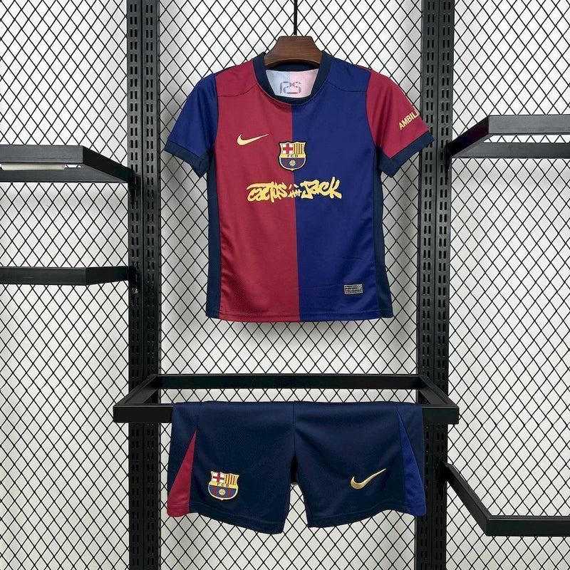 Kit Infantil Barcelona x Travis Scott Home I 2025/26 Nike - Camisa e Shorts Brancos com Detalhes Azuis e Vermelhos
