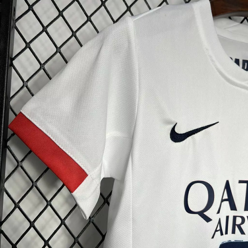 Kit Infantil PSG Away II 2024/25 Nike completo com camisa, shorts e meias, oficial, escudo do Paris Saint-Germain em destaque, design moderno e confortável para crianças de 3 a 13 anos"