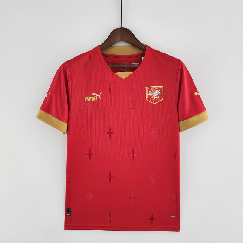 Camisa Sérvia Home I 2022/23 Puma masculina vermelha com detalhes dourados, gola careca e tecido leve respirável para torcedores"